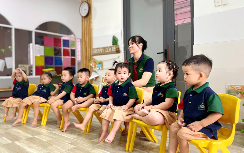 Lớp học Global Star School Ngôi Sao Toàn Cầu — cô giáo cùng các con trẻ trong giờ học song ngữ