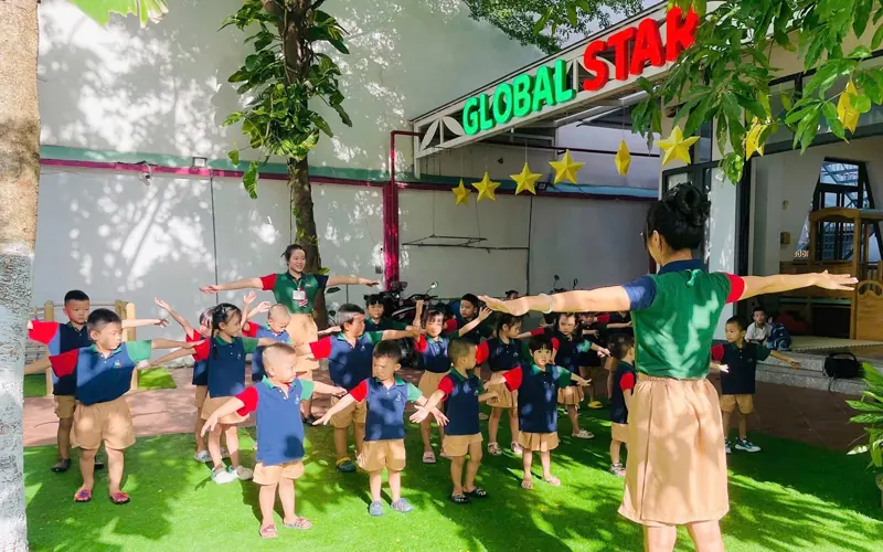 Cả lớp tập vận động ngoài sân cỏ